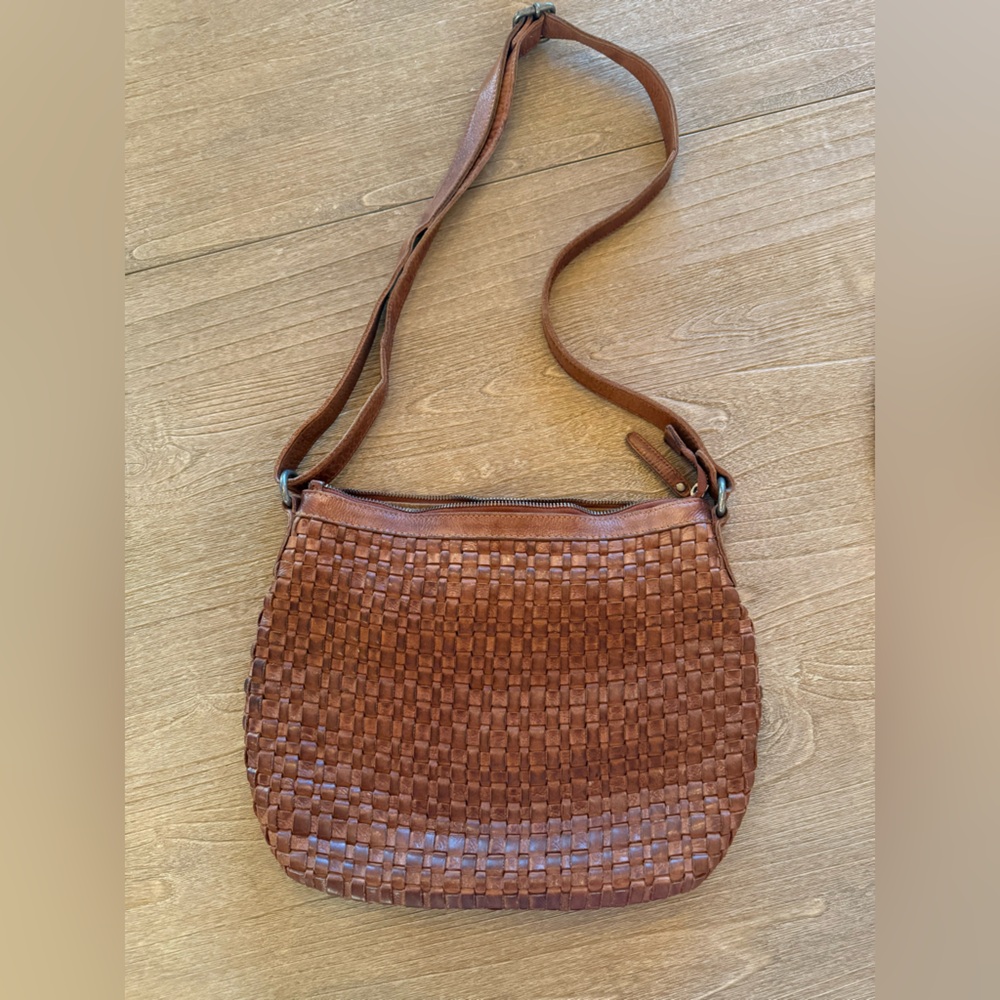 Vilencia Holland Brown Woven Leather Crossbody/ Shoulder Bag